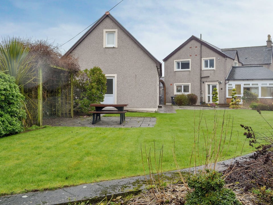 Holiday home with lawned garden | Hawthorn Cottage, Stranraer