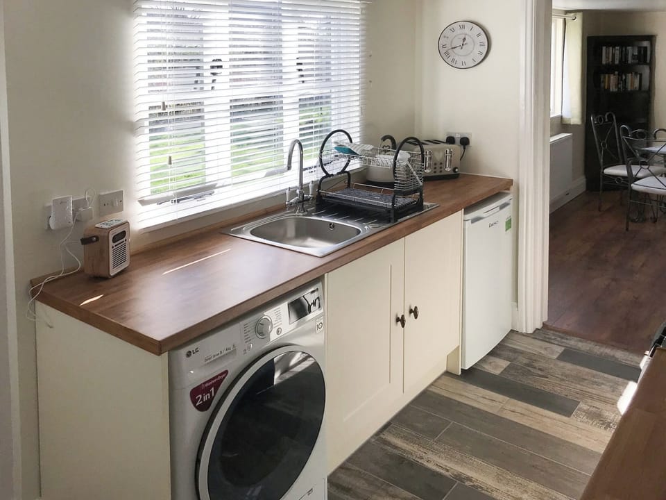 Well-equipped kitchen | Tiptoe, Steeple Ashton, near Trowbridge
