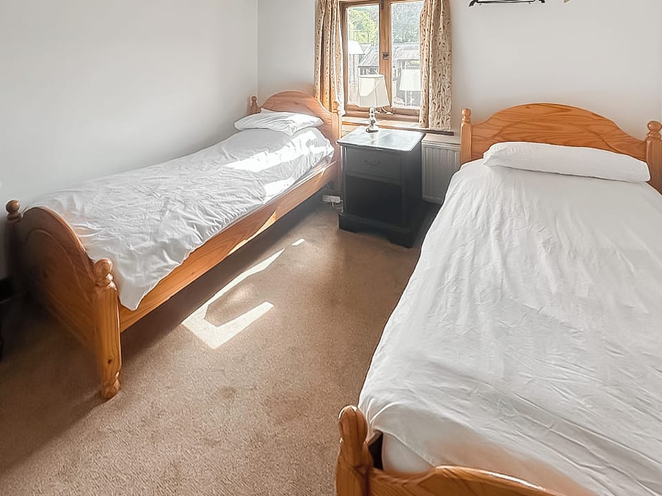 Light and airy twin bedroom | Duvale Barn - Duvale Cottages, Bampton, near Tiverton