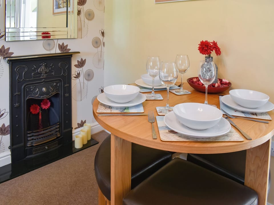 Living room with dining area | Sea Breeze Cottage, Barmston, near Bridlington