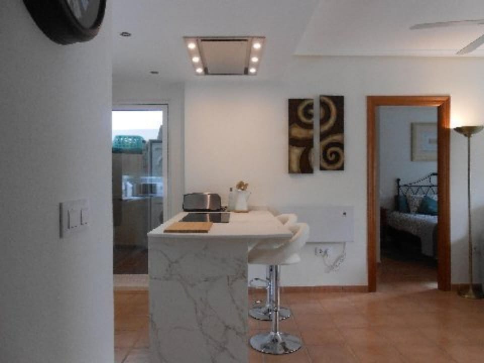 OPEN PLAN BREAKFAST BAR