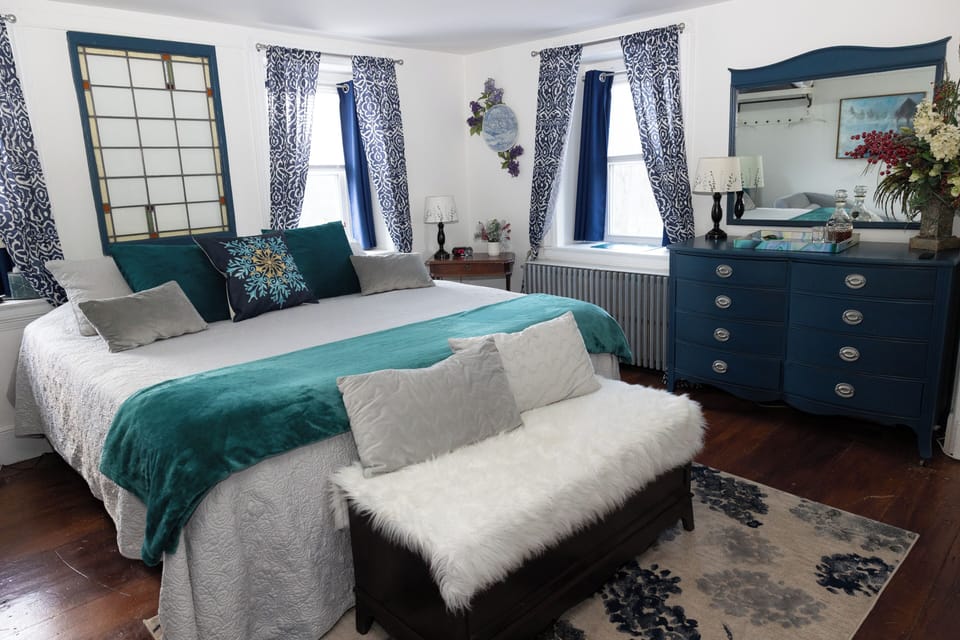 Spacious king bedroom with comfy bed with connected luxurious en-suite. 