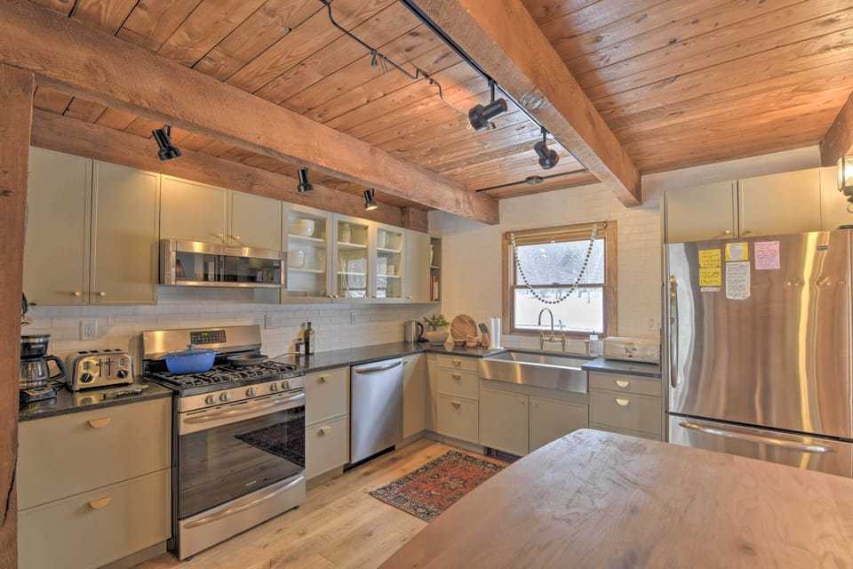 Kitchen | Cooking Basics | Coffee Maker | Paper Towels/Trash Bags Provided