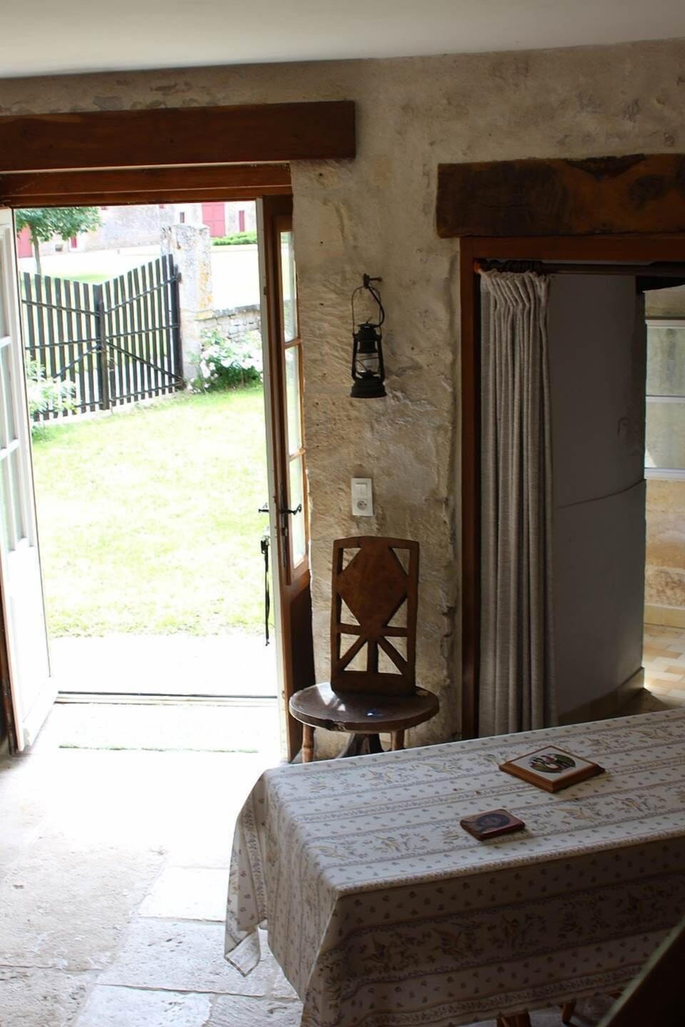 Dans la tour : le séjour, coin repas et vue vers le jardin du logis