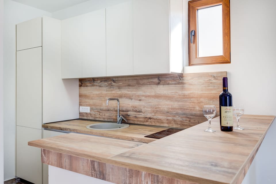 Fully-equipped kitchen with dining table for four people.