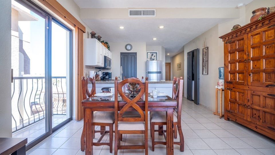 Dining area, View towards fron door