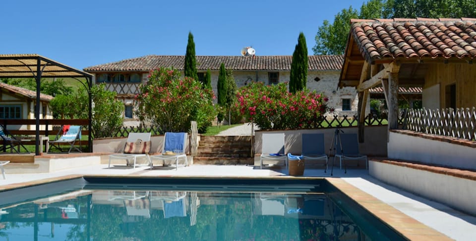 la maison vue de la piscine