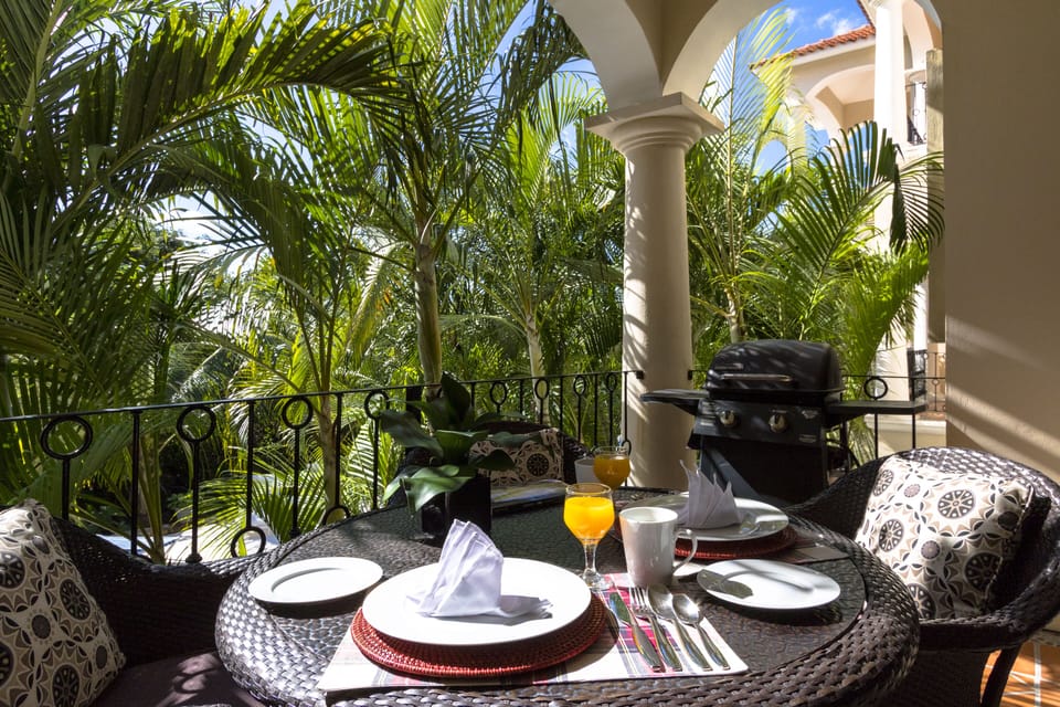 Patio, view of the pool
Sitting for four, with gas BBQ