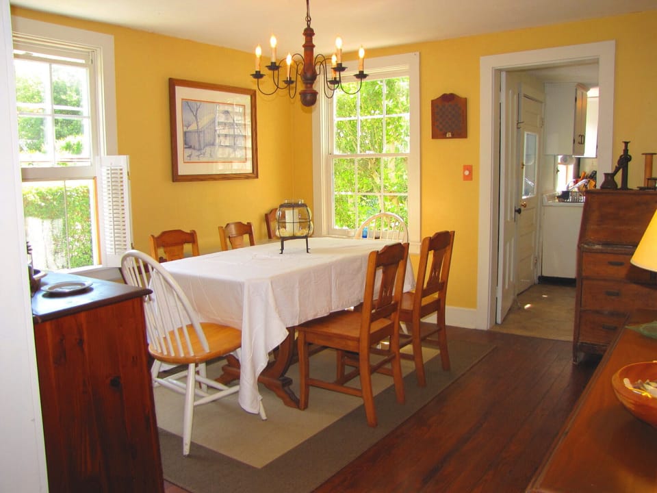 Dining room, open floor plan, hardwood floors