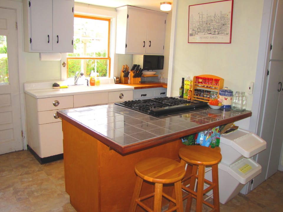 Eat in kitchen, with dining table and eat-in bar