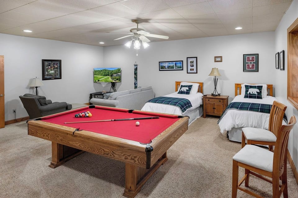 Bonus Room w/Pool Table, 2 Twin Beds & Living Area