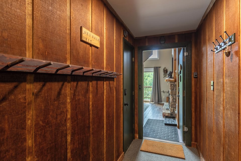 Common hall for ski/snowboard/boots