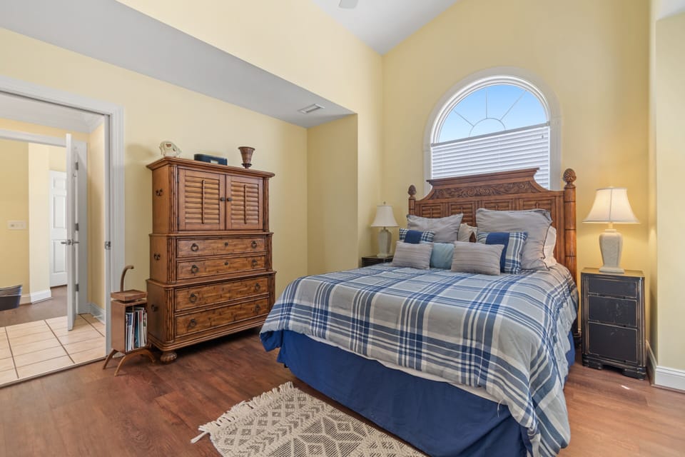 Upstairs queen bedroom 2