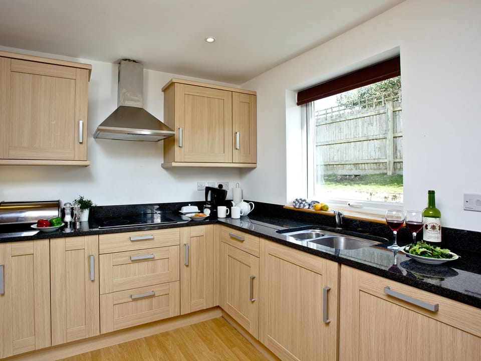 Well-equipped kitchen | Sea Glimpses - Glendorgal, Newquay
