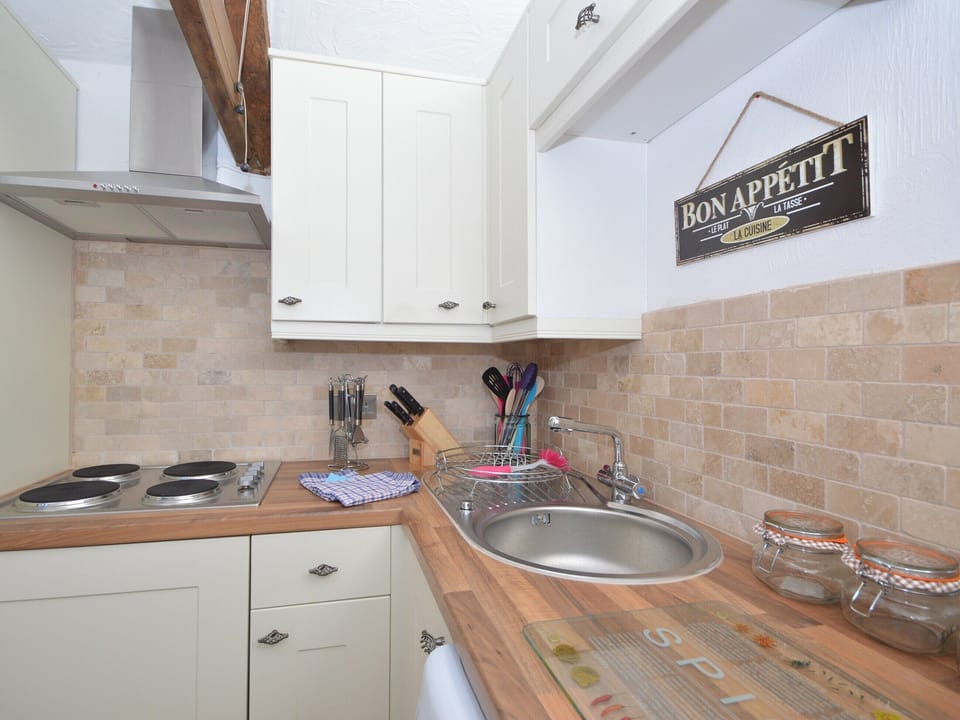 Well-equipped kitchen | Buzzards View, Kingswear