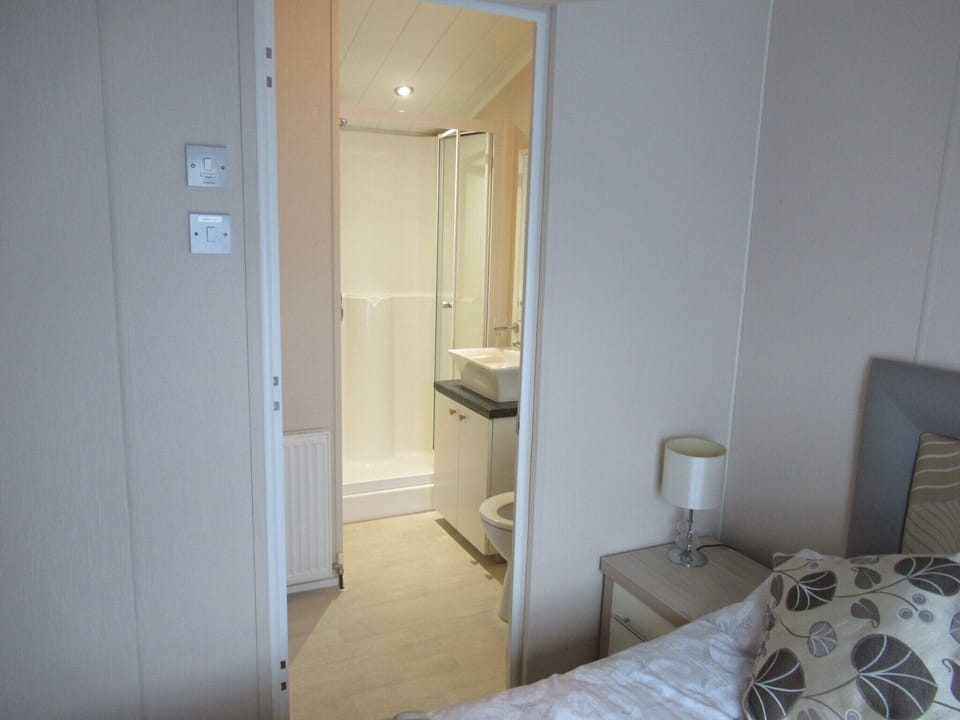 Double bedroom with ensuite & wall-mounted TV