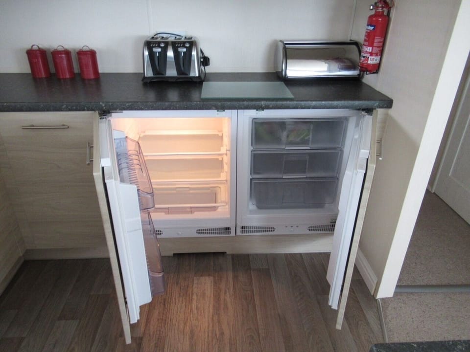 Full size fridge & freezer