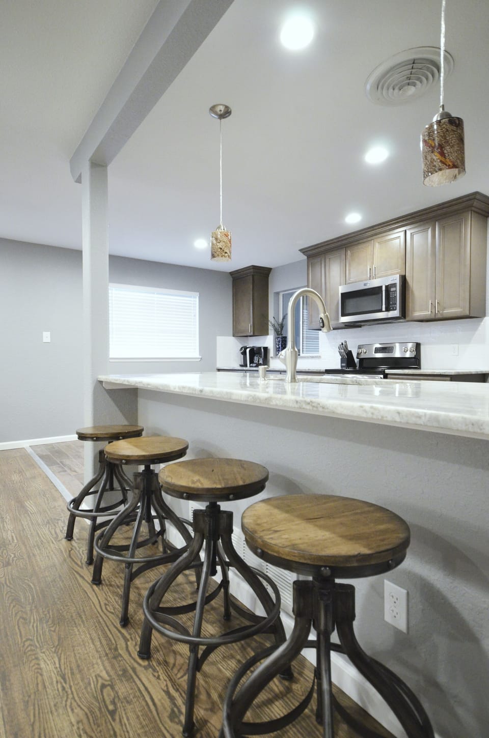 Height adjustable bar stools