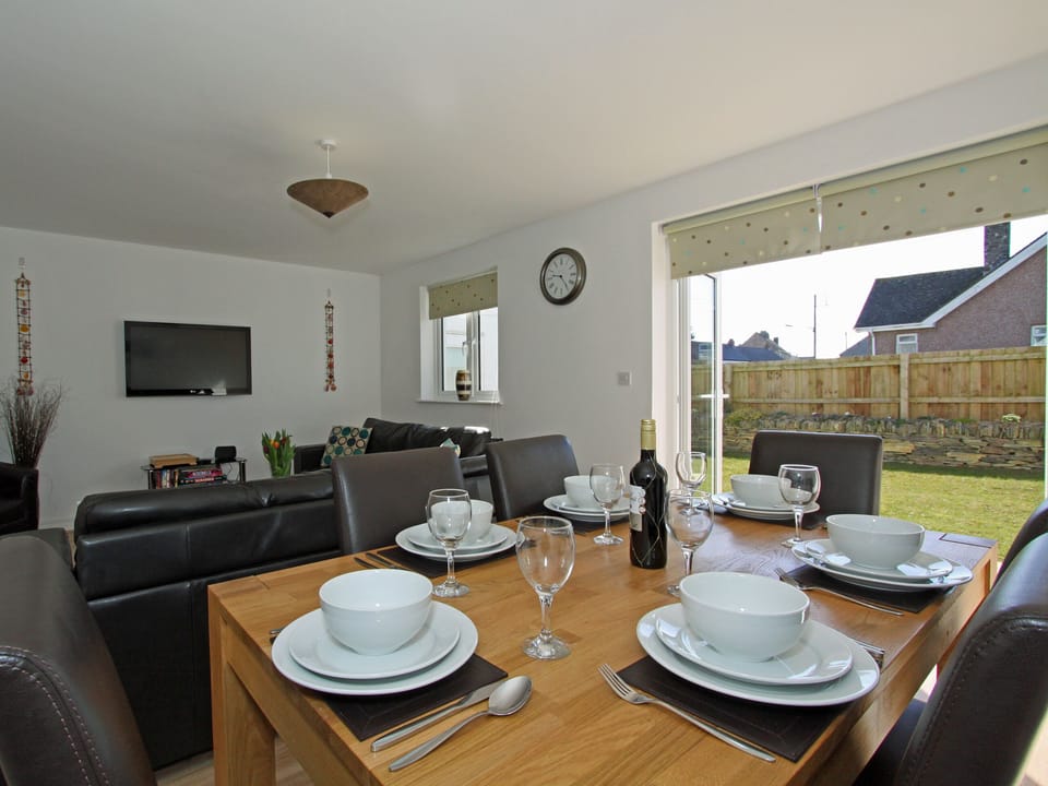 Spacious living/dining room | 6 Jubilee Close, Padstow