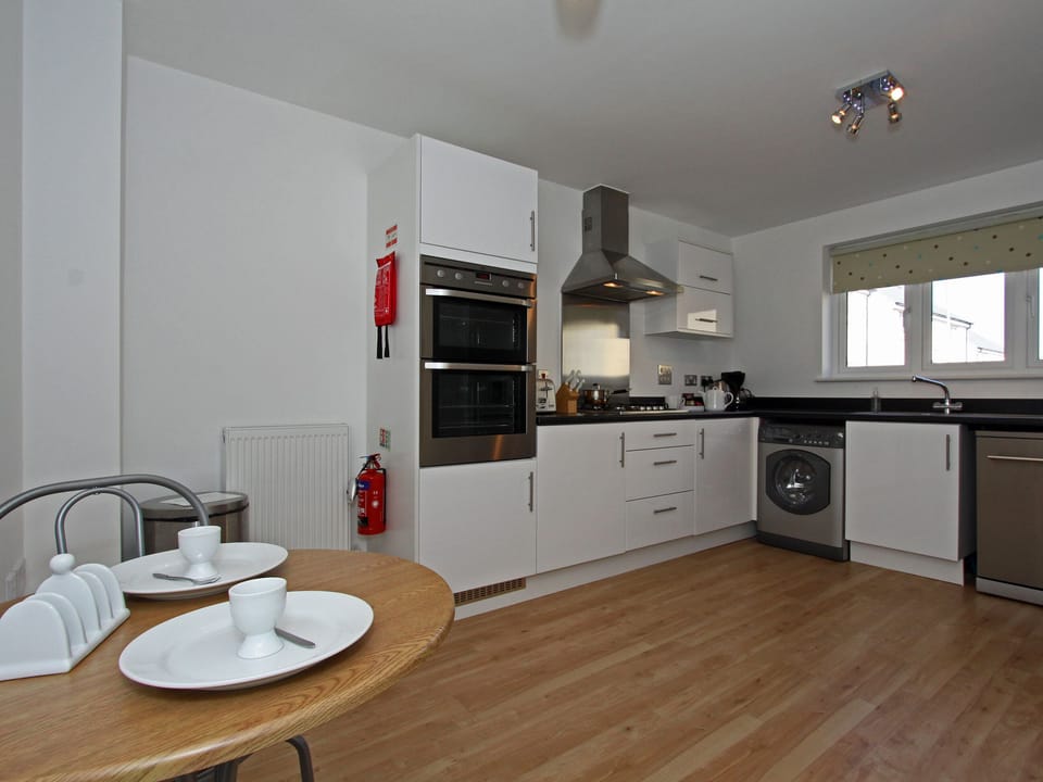 Modern fitted kitchen with breakfast area | 6 Jubilee Close, Padstow