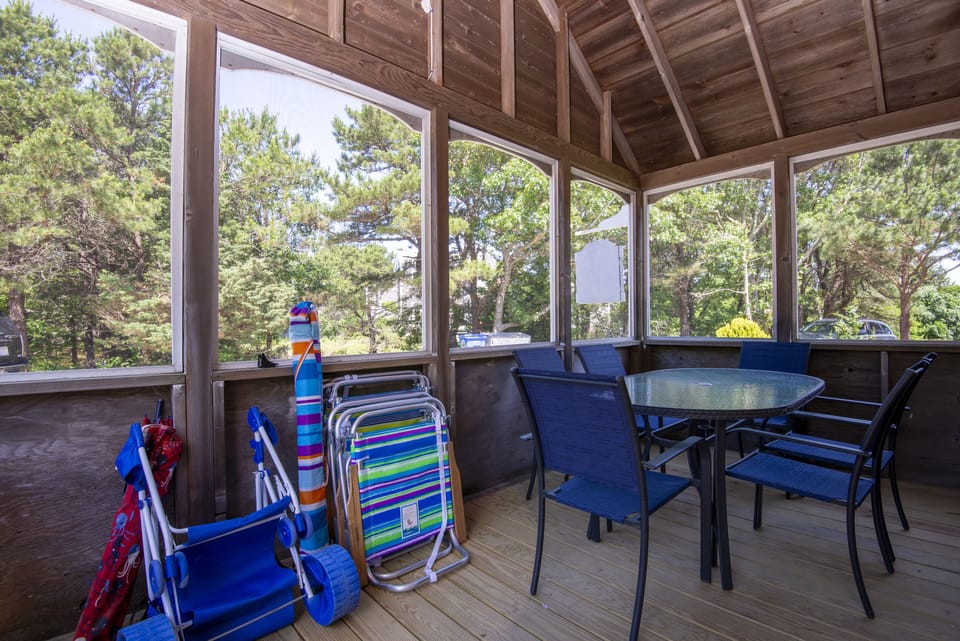 Fabulous screened porch with all the beach gear! 
