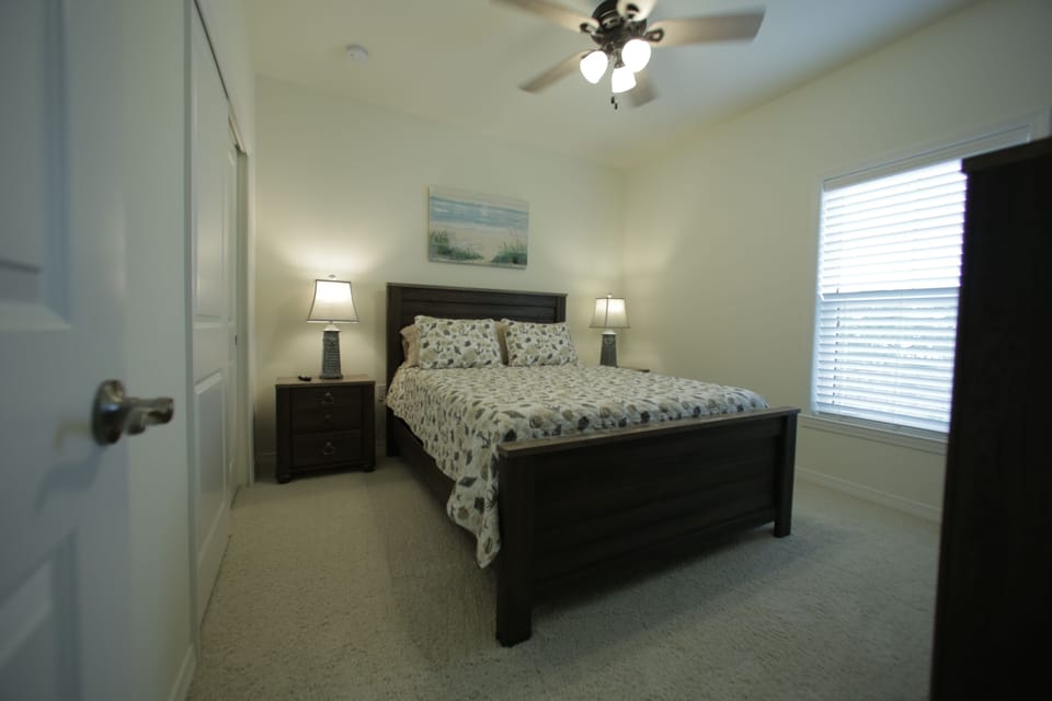 2nd Bedroom - Queen bed