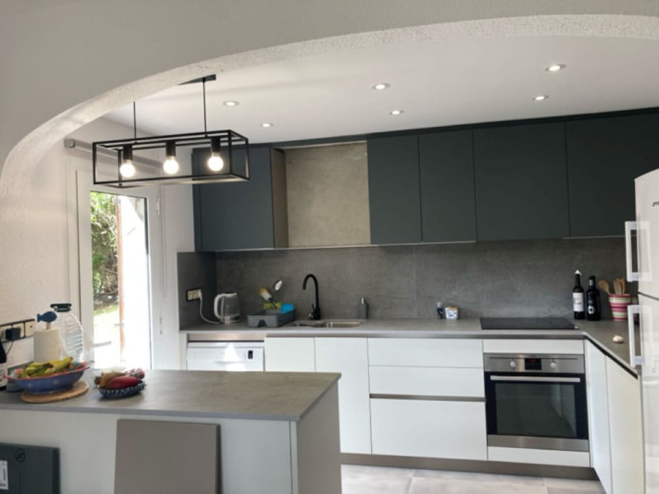 New kitchen fully fitted with new hob & units with Smeg fridge