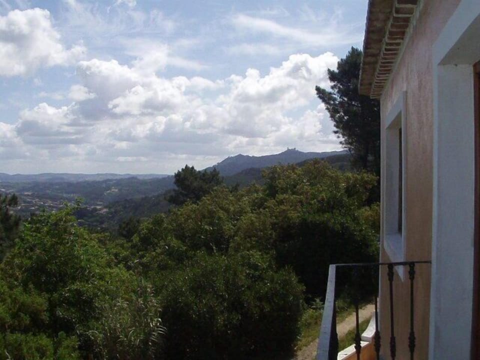 Lower Floor (sleeps 4) - twin bedroom