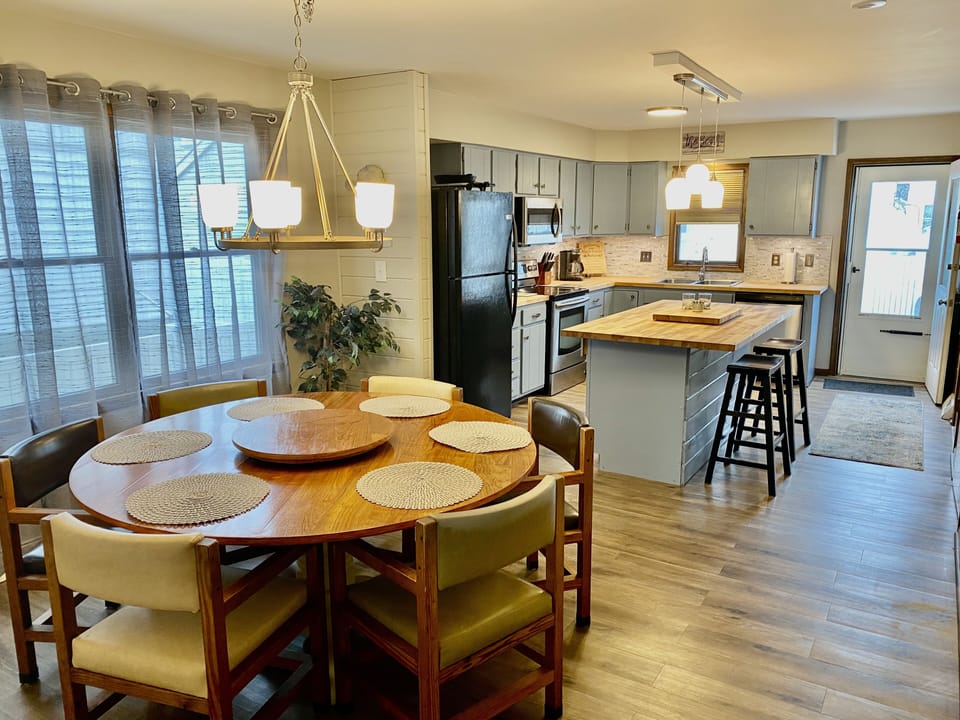 Newly Renovated Kitchen & Dining Area