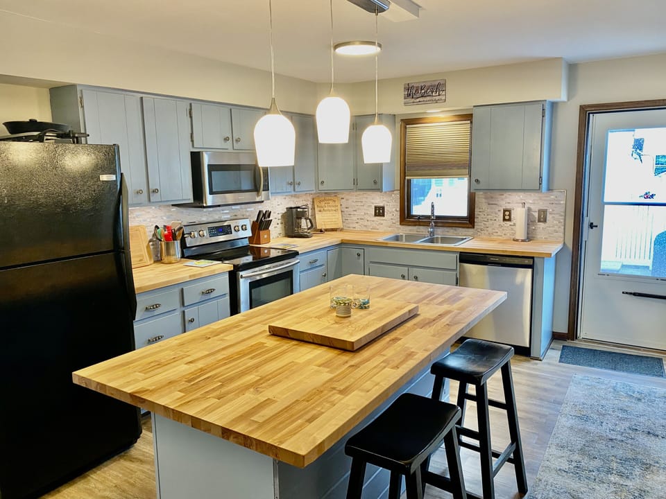 Newly Renovated Kitchen & Dining Area