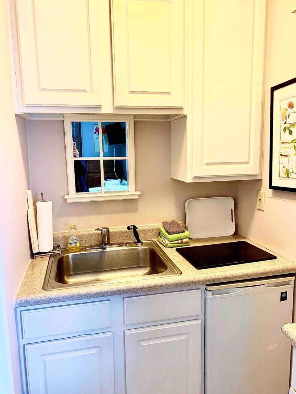 Efficient kitchen, well stocked, small but with all that's needed. Air fry oven