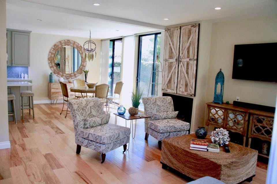 Light throughout, and just a few steps to beach access.
