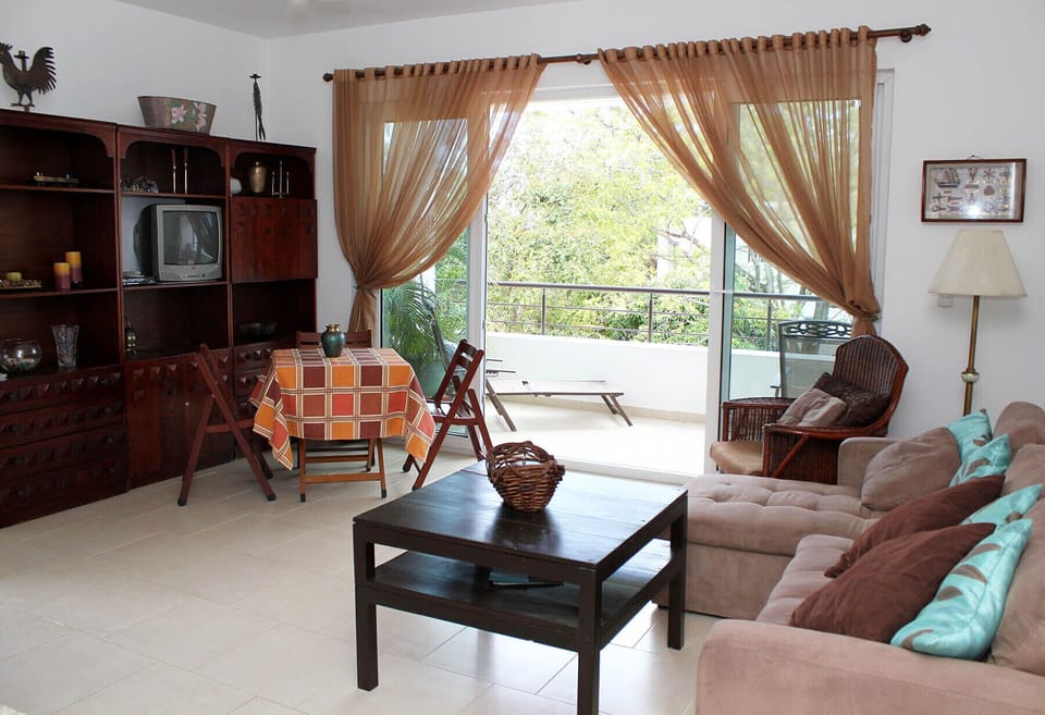 Spacious living room (2 additional persons can sleep there)