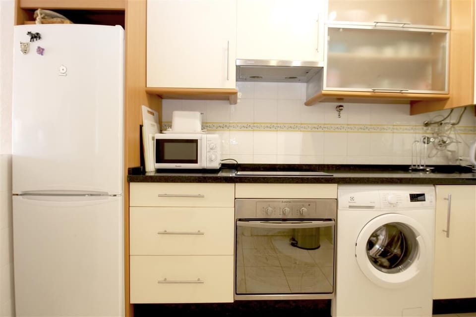 Another picture of the fully fitted kitchen