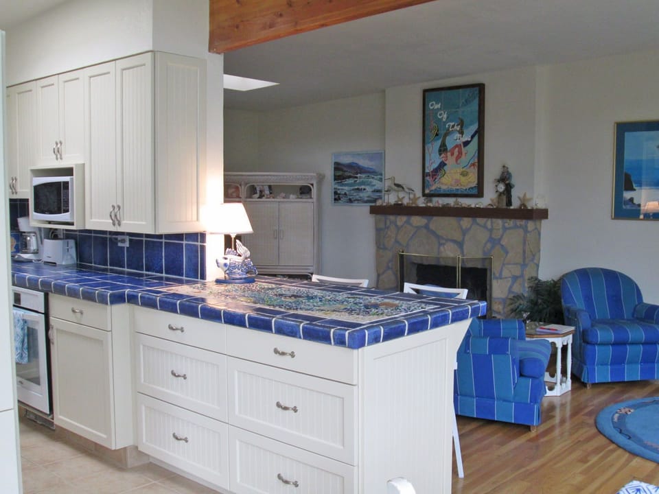 Kitchen opens to counter and living room.