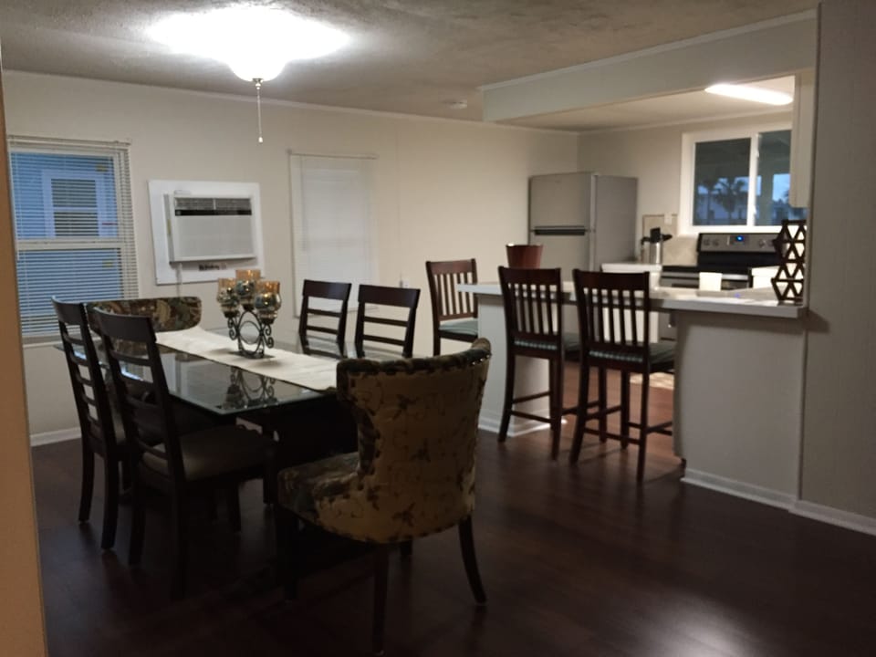 Breakfast/dinning area