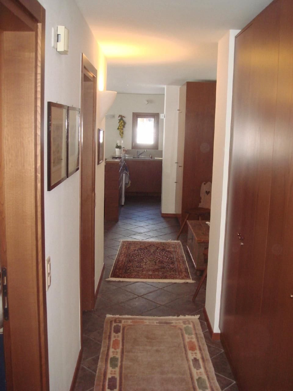 Aisle overlooking the living room and kitchen.