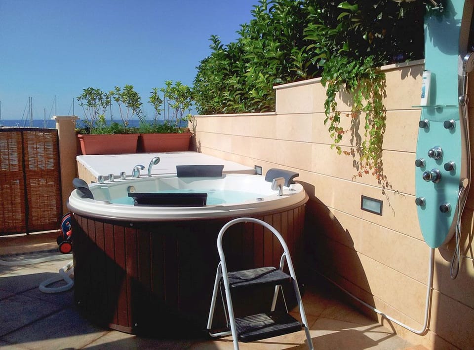 Outdoor spa tub