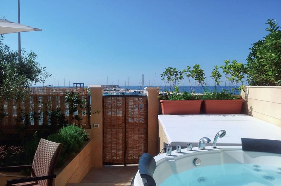 Outdoor spa tub