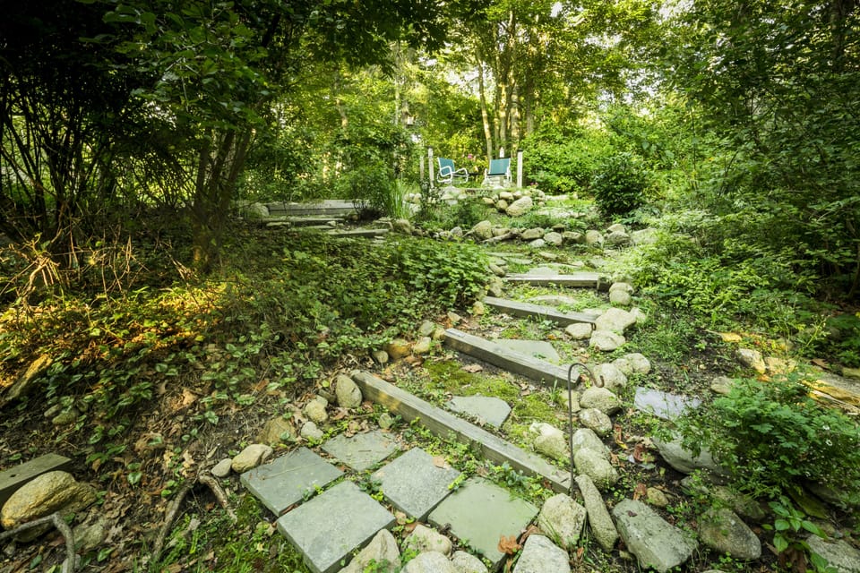 Path through the side gardens