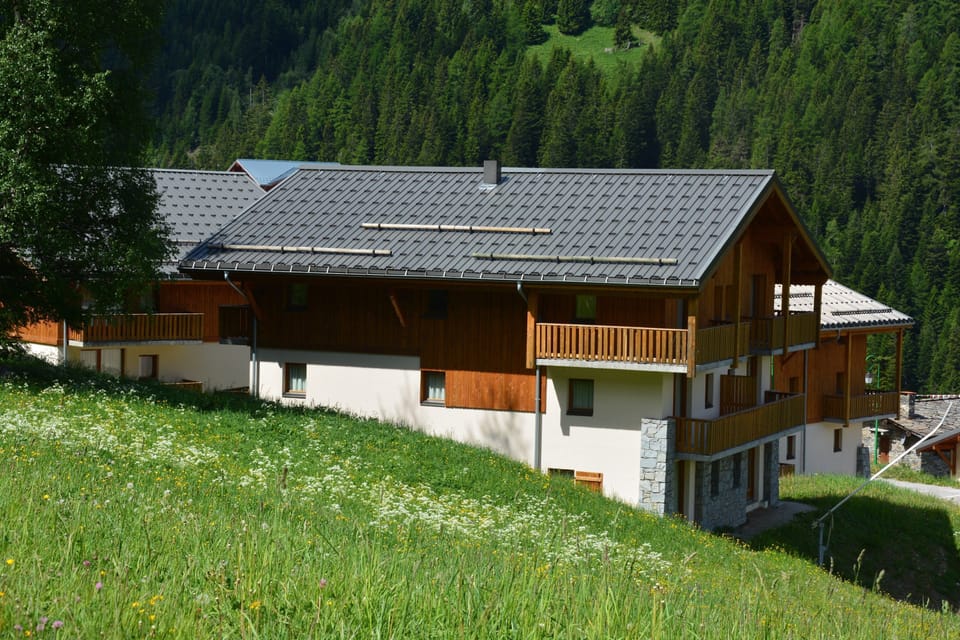 We think you'll love being just 200m from the shops and restaurants.