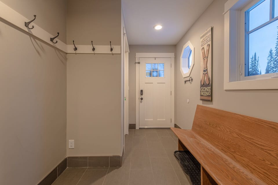 Large Entryway with Lots of Space for Gear 