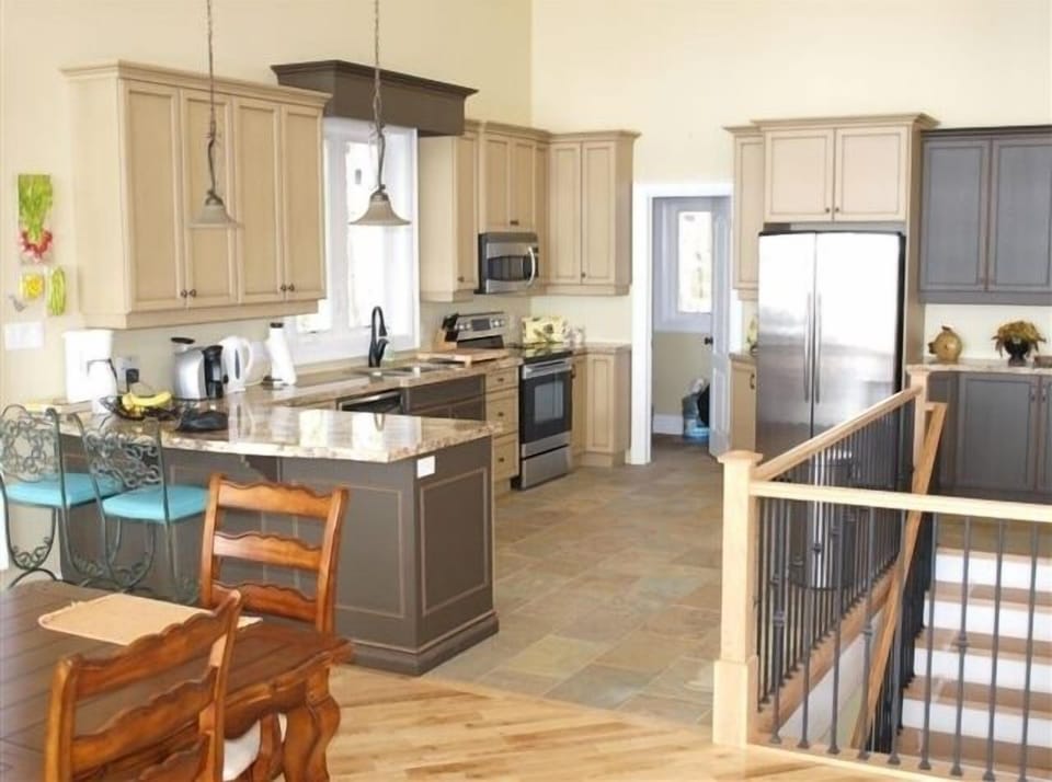 Kitchen with breakfast bar, 4 stainless steel appliances and breakfast bar