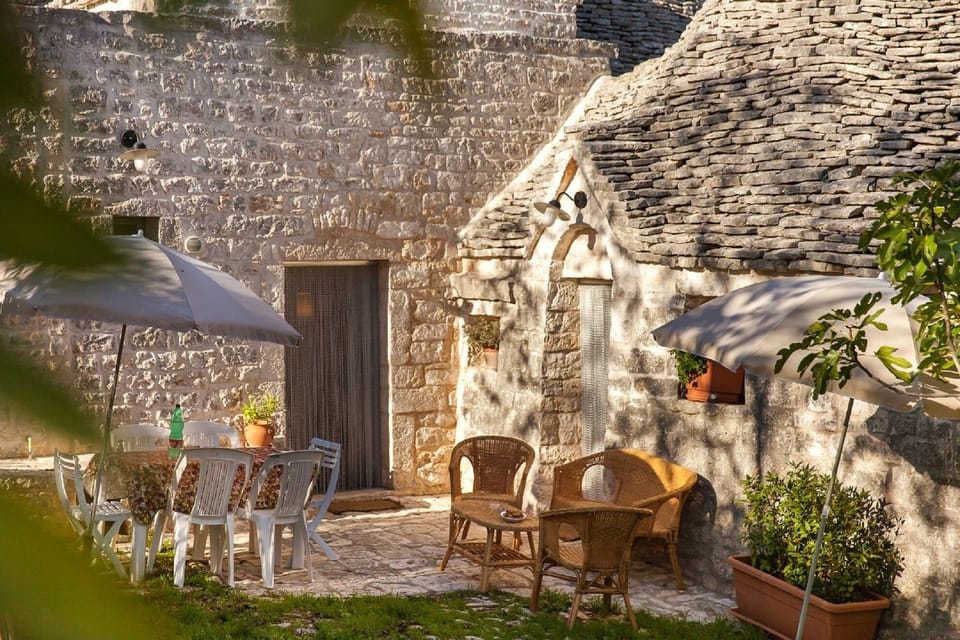 Entrances: to the main trullo on the left -  to the small trullo on the right.