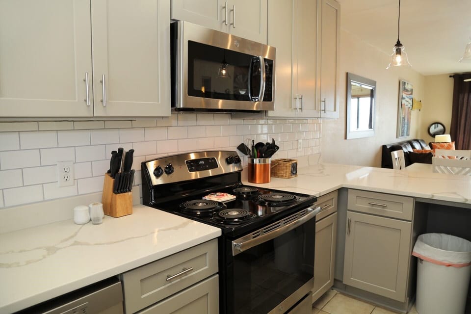 Remodeled kitchen, new cabinets, counter, hardware, appliances!