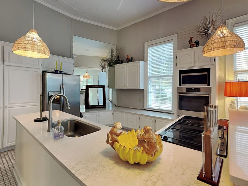 Full Kitchen w/ Stainless Steel Appliances