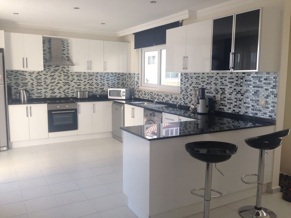 Kitchen showing breakfast bar