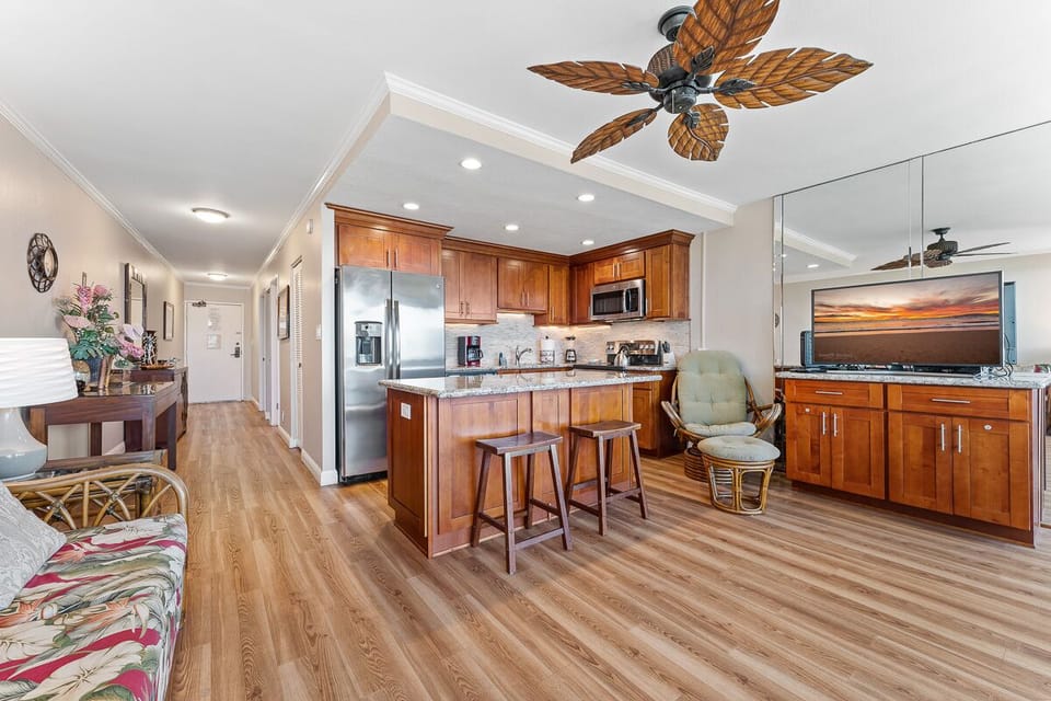 View to the kitchen and entrance.