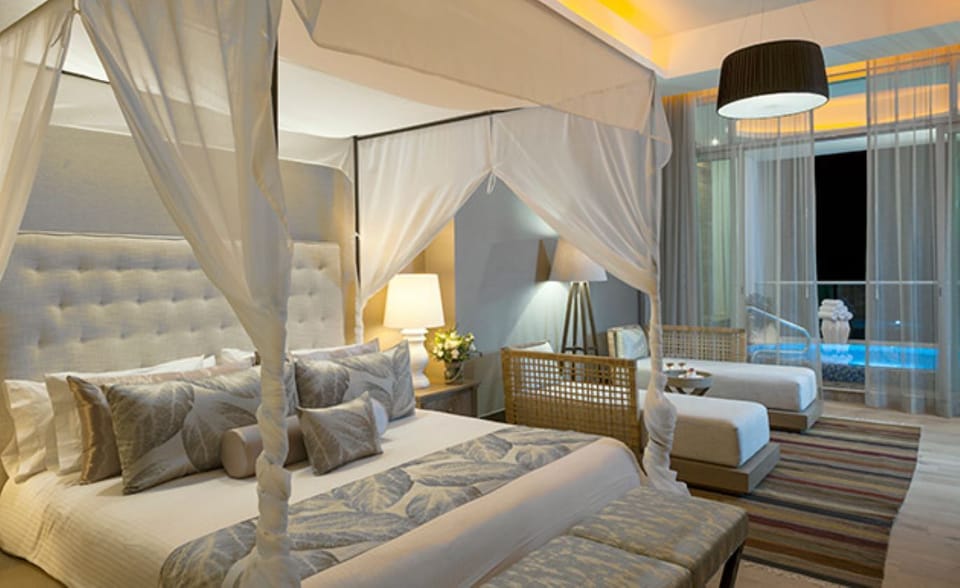 Master bedroom, king-sized bed