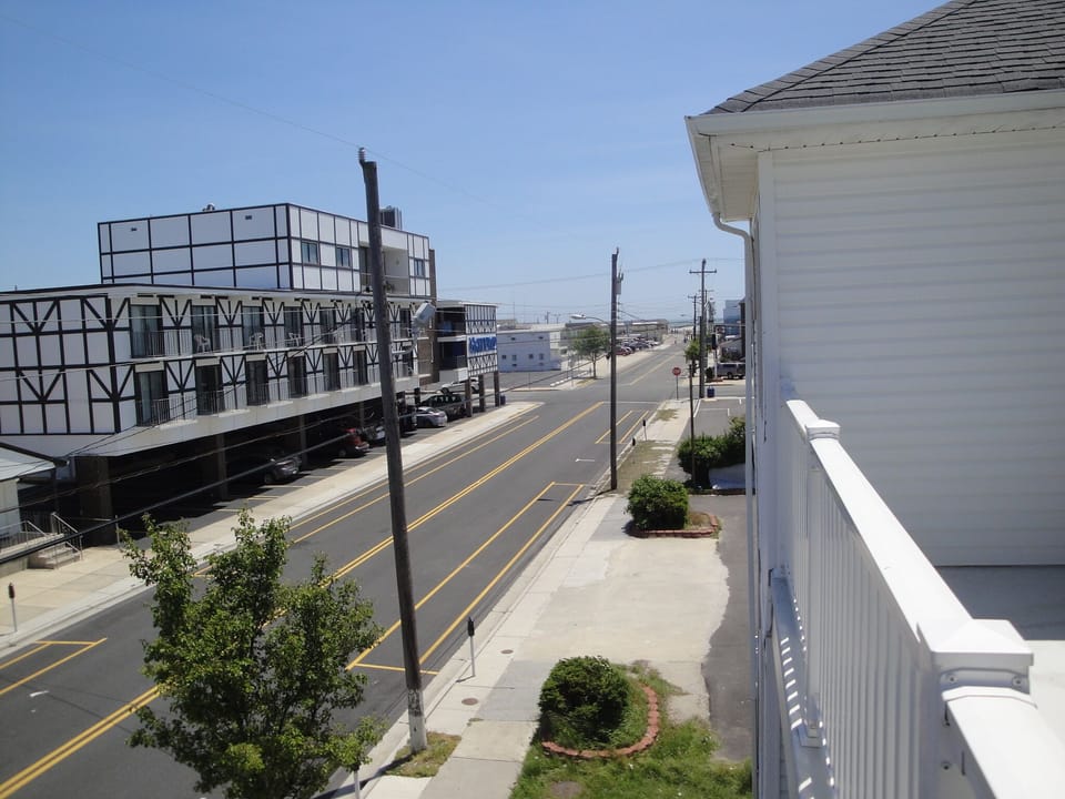 1.5 blocks to the boardwalk